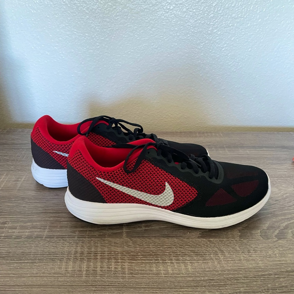 LIKE NEW (worn twice), NIKE revolution, Men 10.5